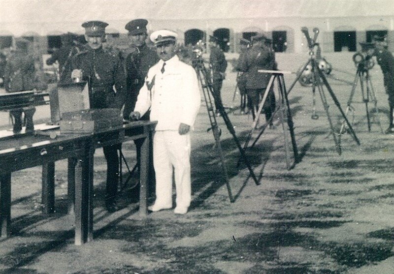 به دستور او، پرچم انگلستان در بندر باسعیدو قشم پایین کشیده شد و پرچم جمهوری اسلامی ایران به اهتزاز درآمد. به دستور او، پرچم انگلستان در بندر باسعیدو قشم پایین کشیده شد و پرچم جمهوری اسلامی ایران به اهتزاز درآمد.