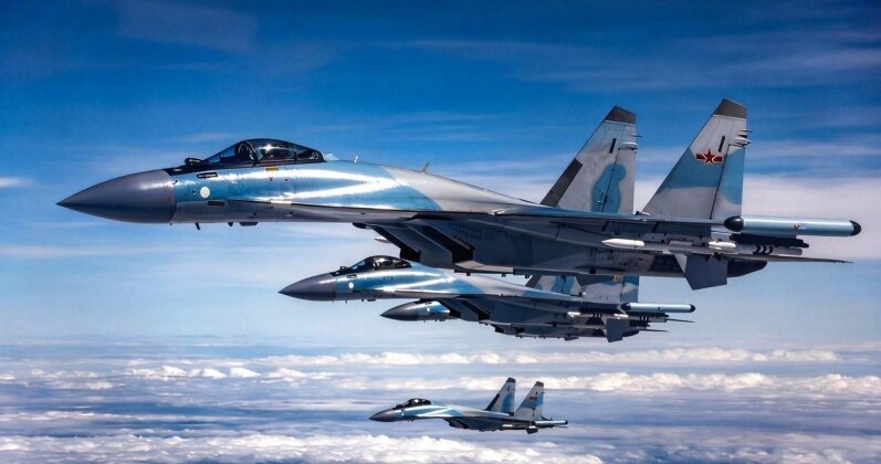 سوخو ۳۵ چینی دیده شد / شکارچی روسی در سایه