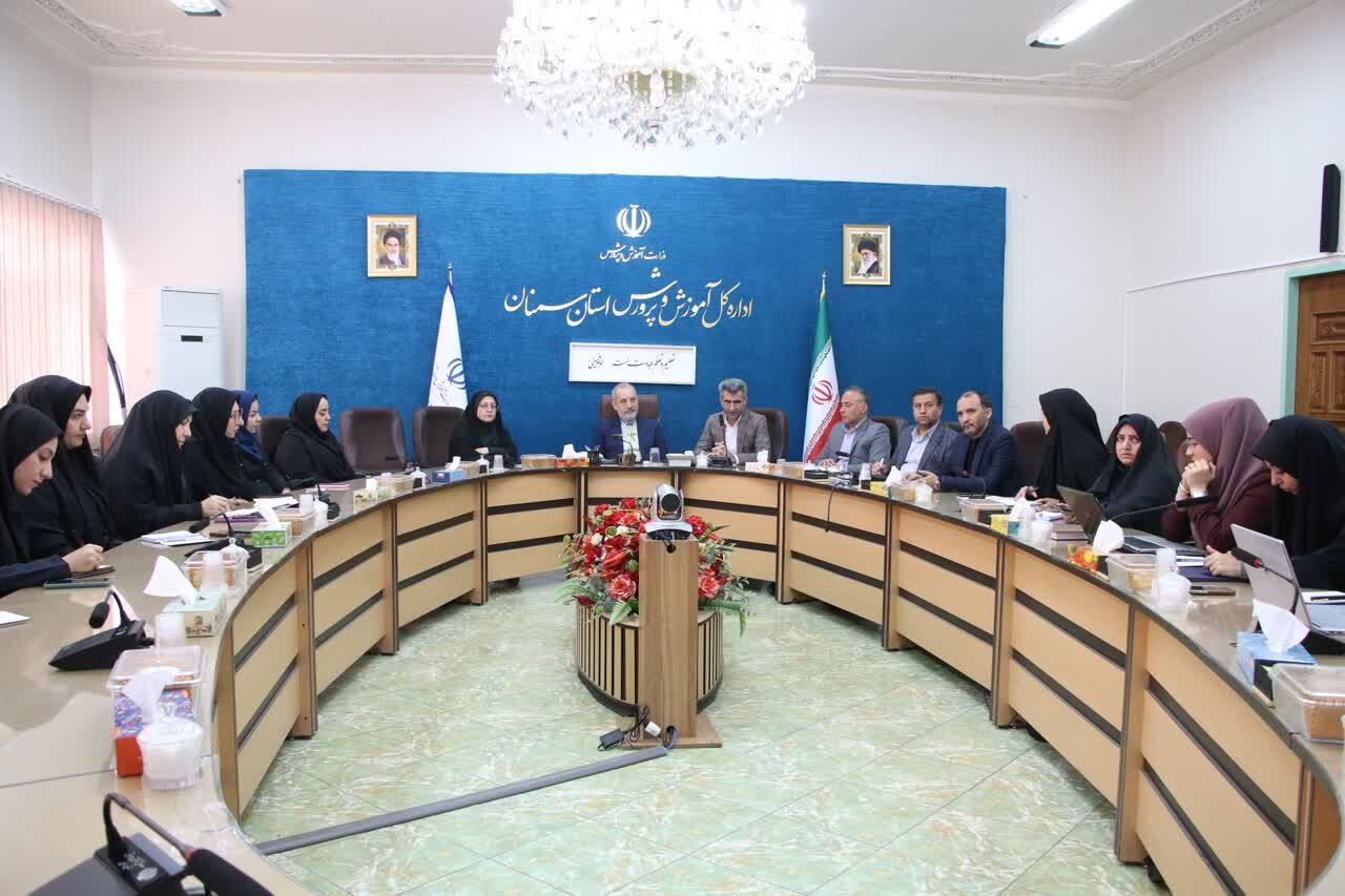 تمرکز آموزش و پرورش سمنان بر «هوش مصنوعی» و «تربیت تمامساحتی» / از توانمندسازی معلمان تا انتصاب مشاور دانشآموزی در شورای توسعه فناوری