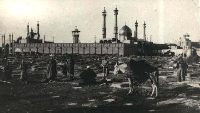 گزارش از یادگاریهای ناصرالدینشاه: اقامه نماز ظهر و عصر در جوار حضرت معصومه(ع) انجام شد. گزارش از یادگاریهای ناصرالدینشاه: اقامه نماز ظهر و عصر در جوار حضرت معصومه(ع) انجام شد.