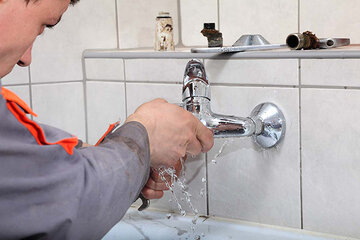 وقتی یک چکه ساده آرامش خانه را بر هم می‌زند؛ روش تعمیر شیر اهرمی حمام