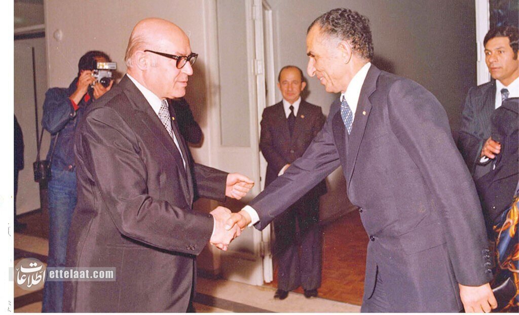 جزئیات خروج داریوش همایون، شریفامامی، و پسران اشرف و شاپور بختیار در بهمن ۵۷ فاش گردید. جزئیات خروج داریوش همایون، شریفامامی، و پسران اشرف و شاپور بختیار در بهمن ۵۷ فاش گردید.