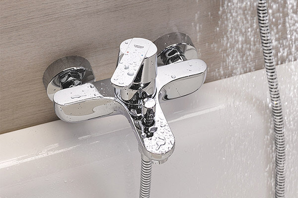 شیر حمام به رنگ کروم با قطره های آب