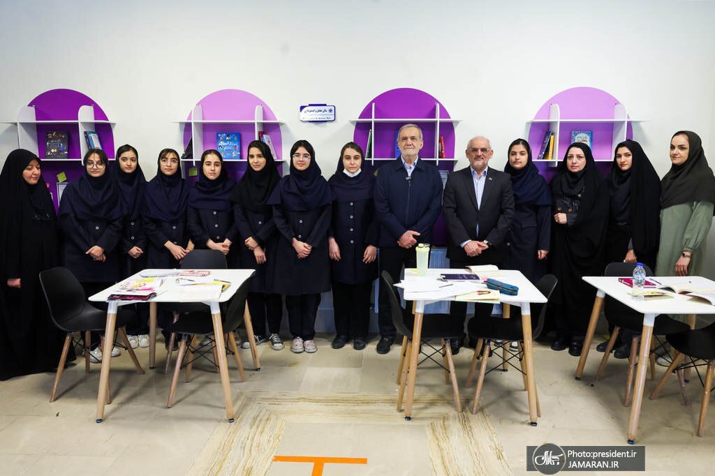 تصاویری از گپ و گفت با دانش آموزان دختر مدرسه تیزهوشان + عکس