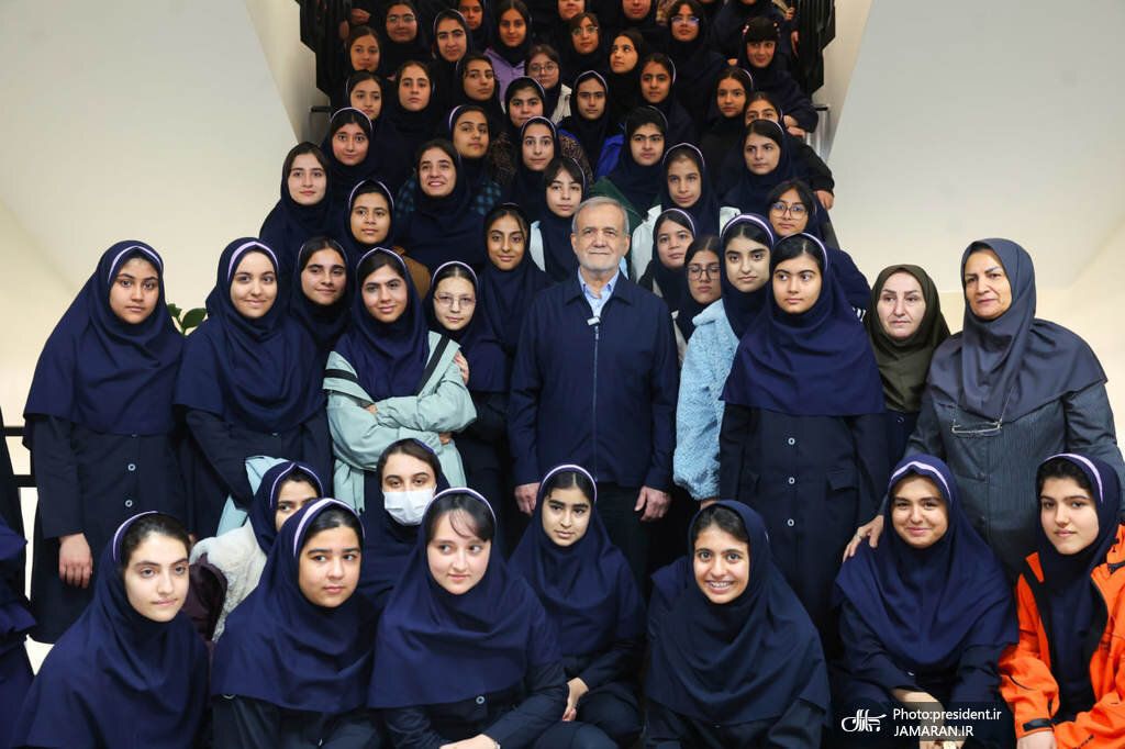 تصاویری از گپ و گفت با دانش آموزان دختر مدرسه تیزهوشان + عکس