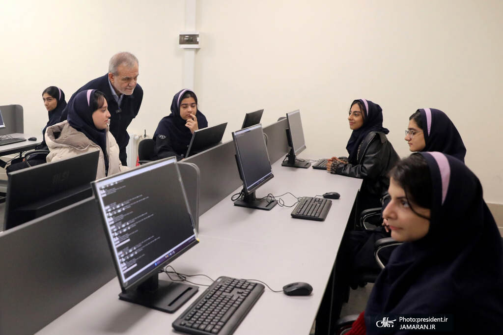 تصاویری از گپ و گفت با دانش آموزان دختر مدرسه تیزهوشان + عکس