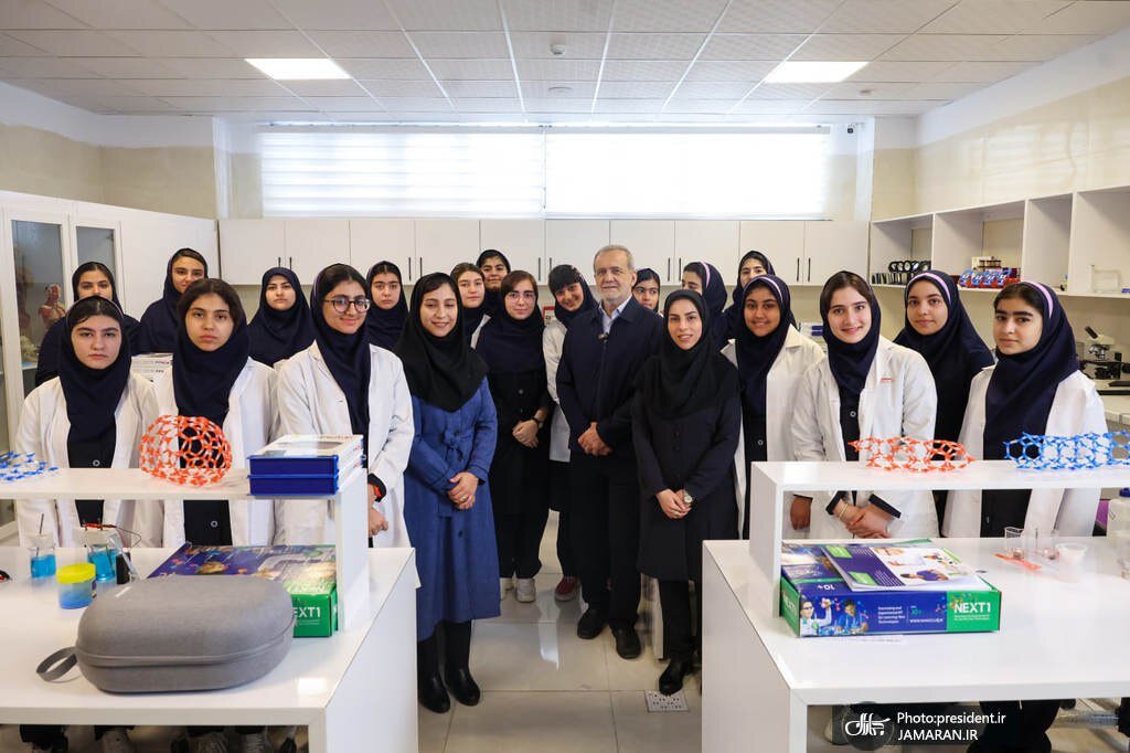 تصویر منحصر به فرد پزشکیان در جمع دانشآموزان دختر دبیرستانی در شهریار + عکس تصویر منحصر به فرد پزشکیان در جمع دانشآموزان دختر دبیرستانی در شهریار + عکس