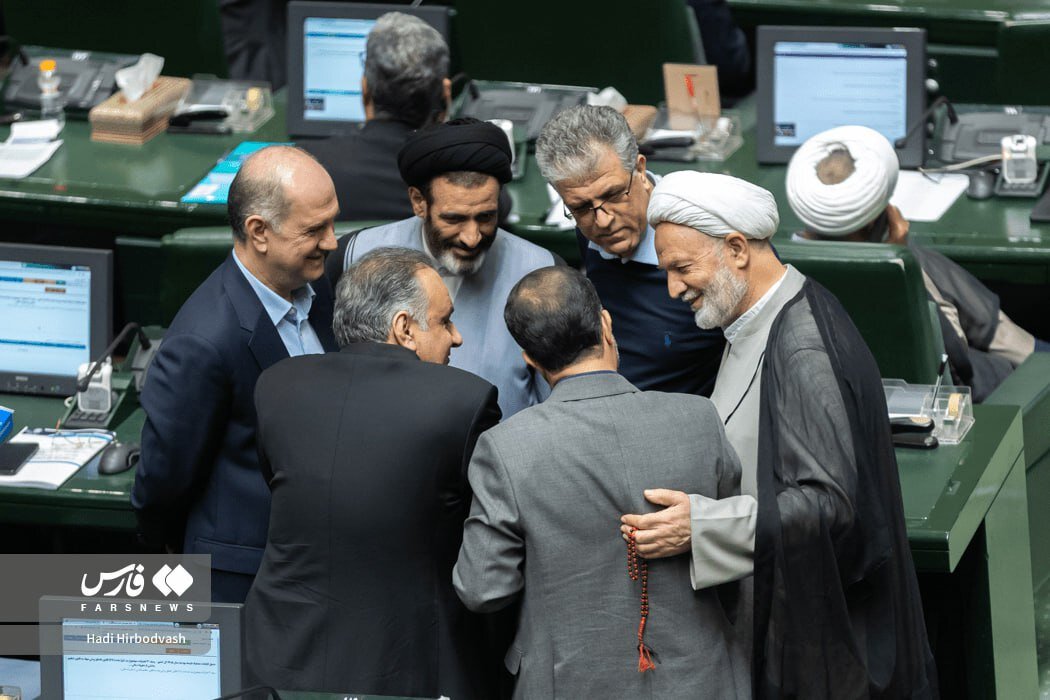 از گعده نمایندگان با محوریت عضو جبهه پایداری تا نمایش موافقت و مخالفت با نمایش اعداد دو و چهار /تصاویر دیدنی از حاشیههای جلسۀ بررسی لایحه بودجه