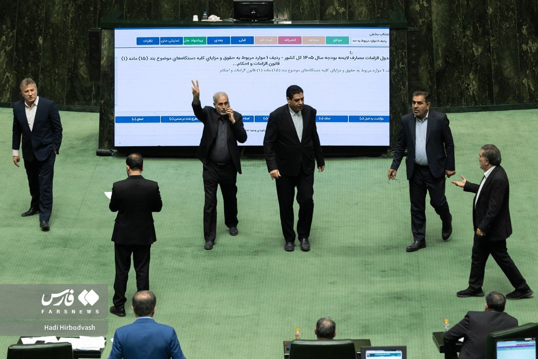 از گعده نمایندگان با محوریت عضو جبهه پایداری تا نمایش موافقت و مخالفت با نمایش اعداد دو و چهار /تصاویر دیدنی از حاشیههای جلسۀ بررسی لایحه بودجه
