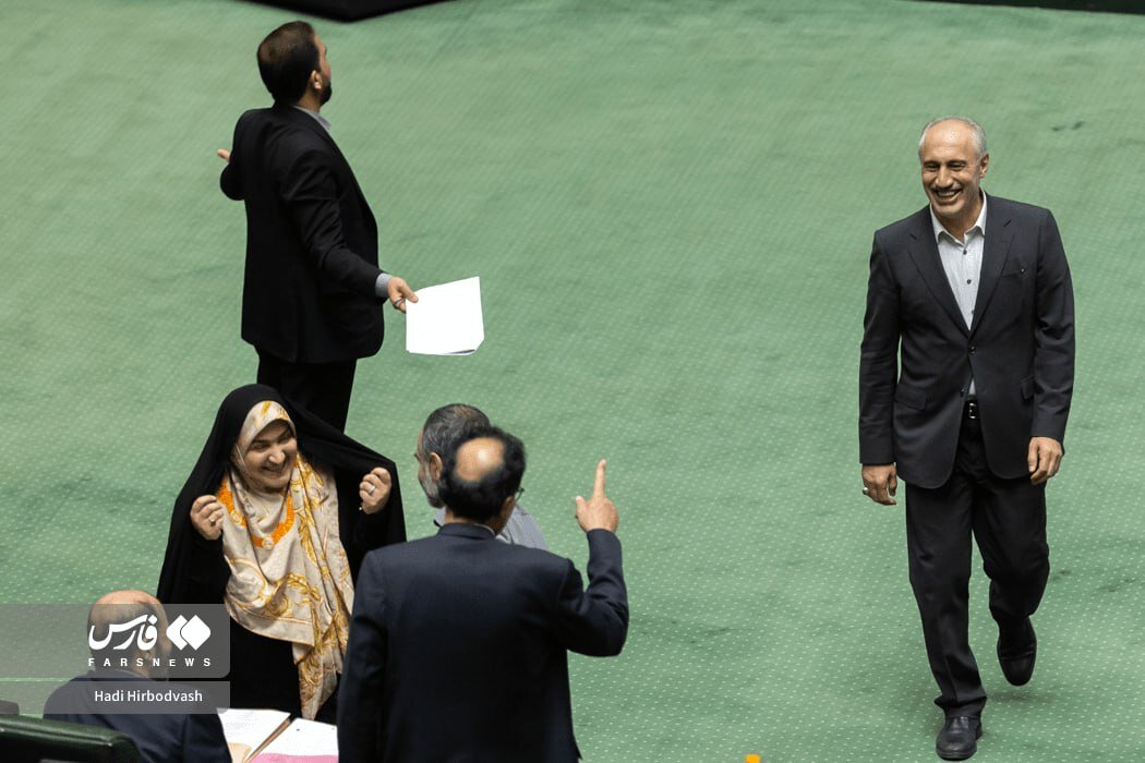 از گعده نمایندگان با محوریت عضو جبهه پایداری تا نمایش موافقت و مخالفت با نمایش اعداد دو و چهار /تصاویر دیدنی از حاشیههای جلسۀ بررسی لایحه بودجه