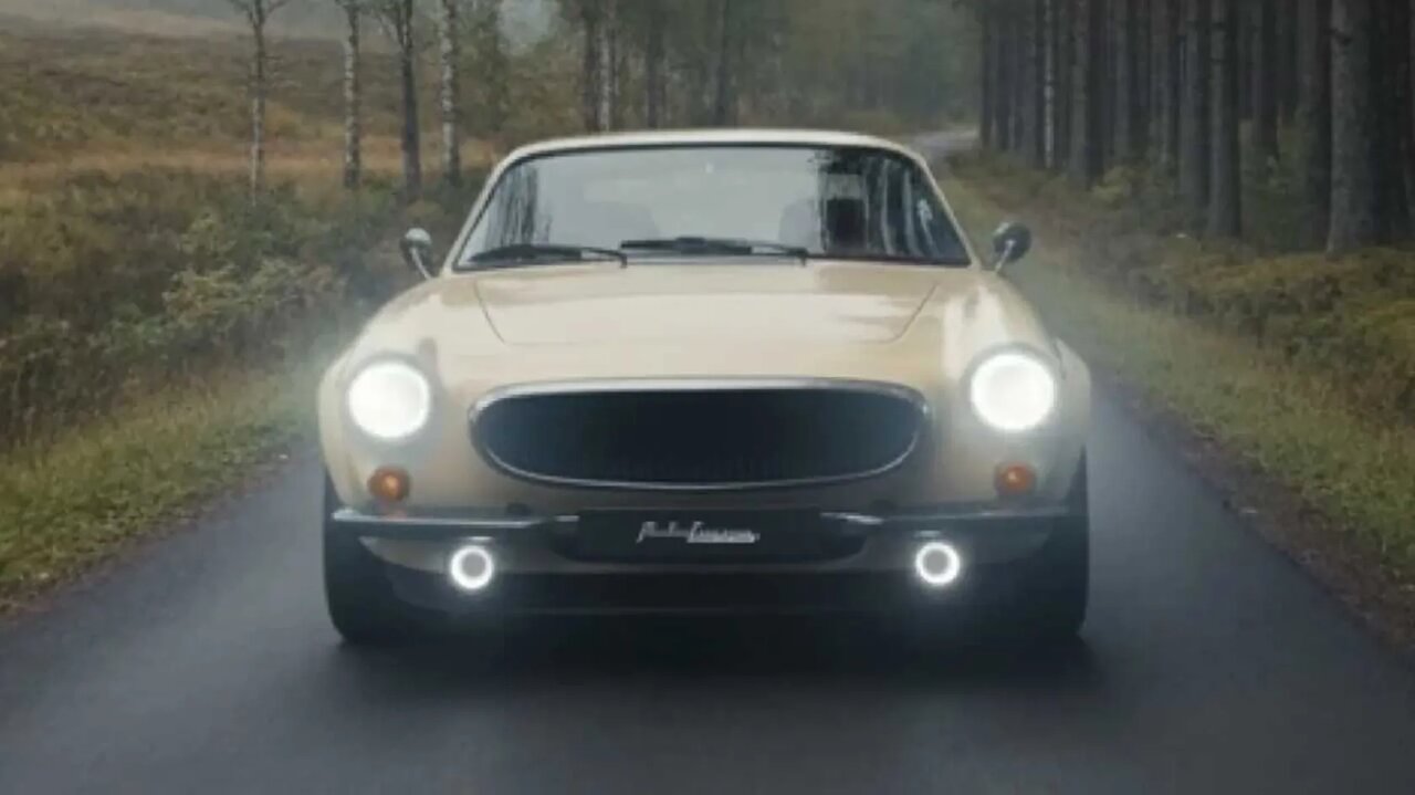 ولوو استیشن گران‌تر از فراری