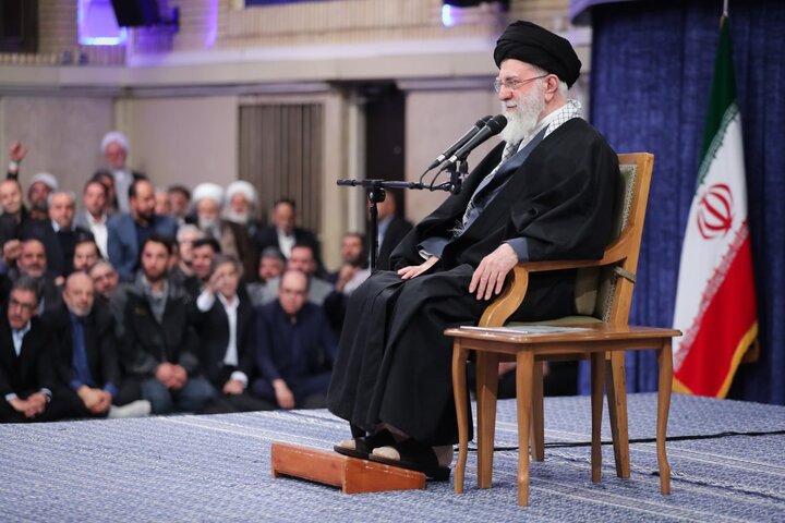  رهبر انقلاب خطاب به ترامپ: تو هم نخواهی توانست جمهوری اسلامی را از بین ببری/ خطرناک‌تر از ناو، سلاحی است که می‌تواند این ناو را به قعر دریا فرو ببرد