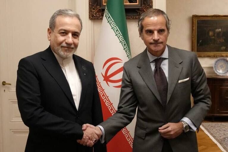 گفتوگوی مدیرکل آژانس بینالمللی انرژی اتمی با عراقچی صورت گرفت. گفتوگوی مدیرکل آژانس بینالمللی انرژی اتمی با عراقچی صورت گرفت.