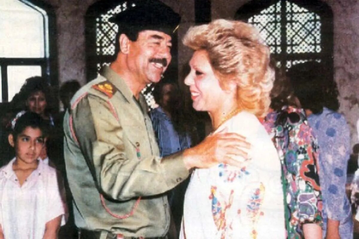 صدام حسین و لحظات خوشی که با نامزدش ساجده در دهه ۱۹۶۰ سپری کردند. صدام حسین و لحظات خوشی که با نامزدش ساجده در دهه ۱۹۶۰ سپری کردند.