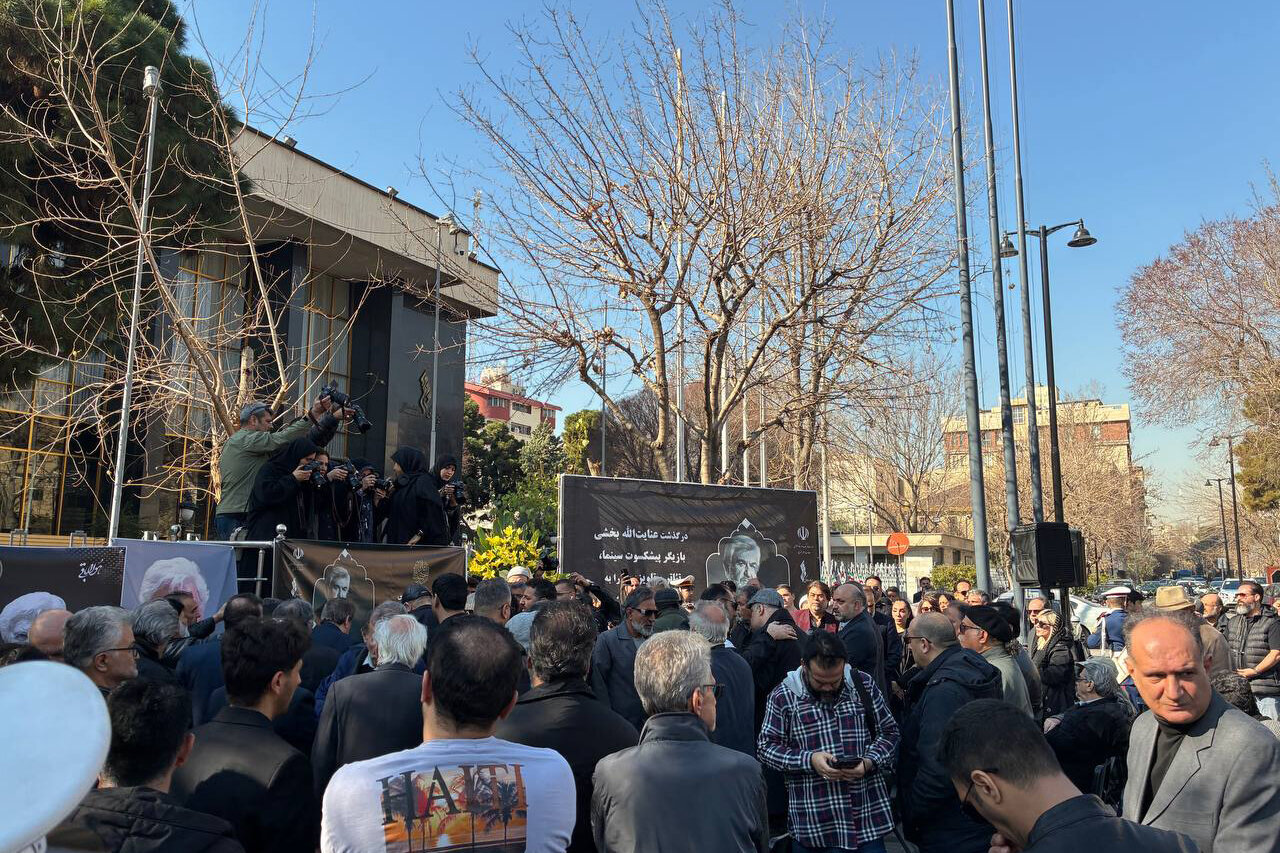 پیکر عنایت بخشی به خاک سپرده شد؛ او به عنوان ژنرالی در دنیای سینما شناخته میشد. پیکر عنایت بخشی به خاک سپرده شد؛ او به عنوان ژنرالی در دنیای سینما شناخته میشد.