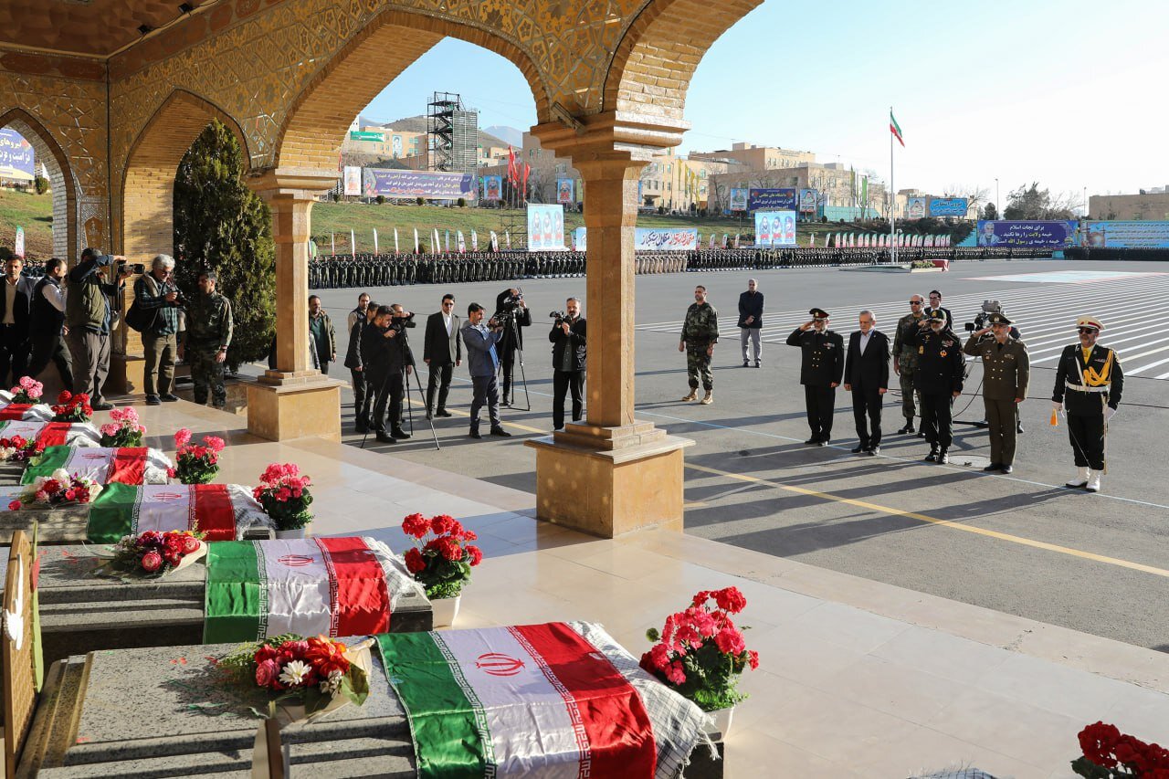 تصاویری خاص از پزشکیان در میان افسران پلیس + عکس