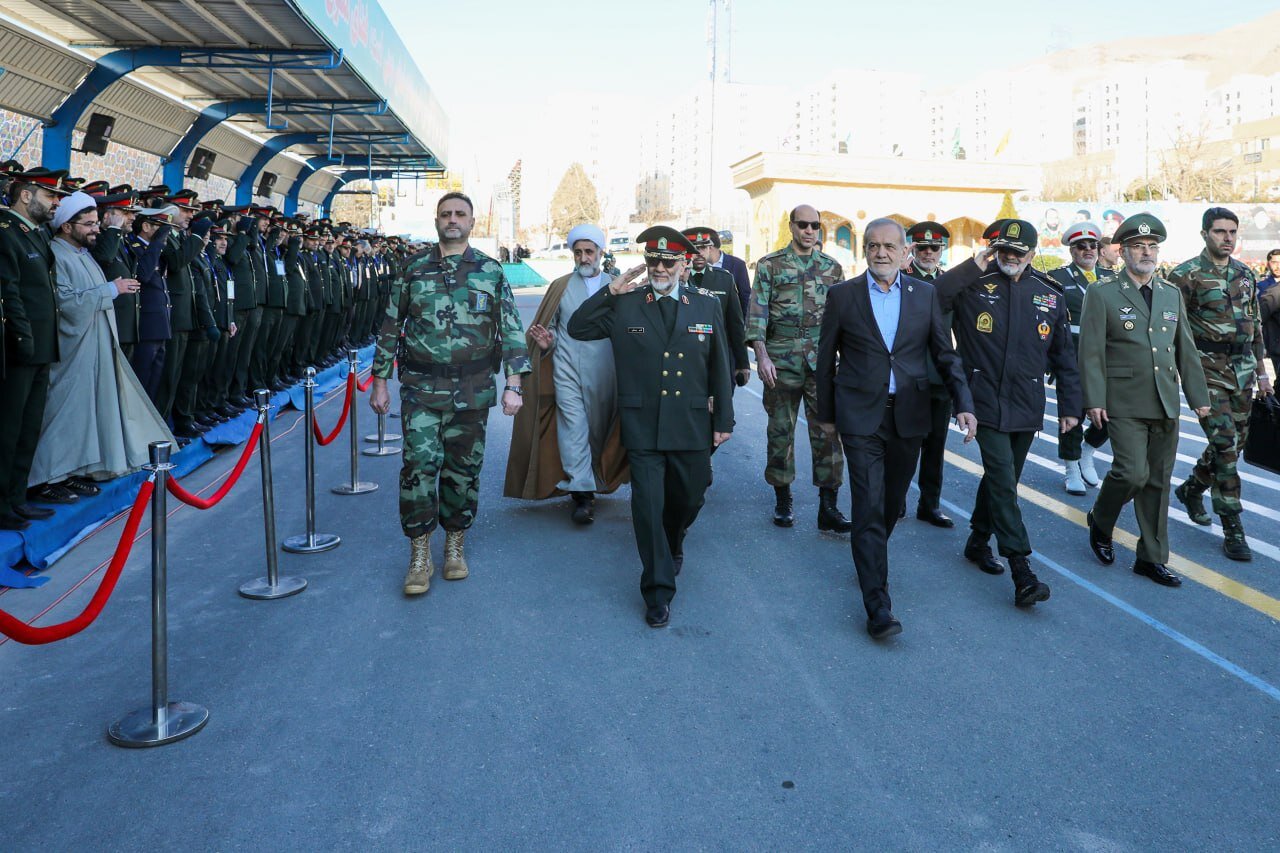 تصاویر منحصر به فرد از پزشکیان در کنار افسران پلیس + عکس تصاویر منحصر به فرد از پزشکیان در کنار افسران پلیس + عکس