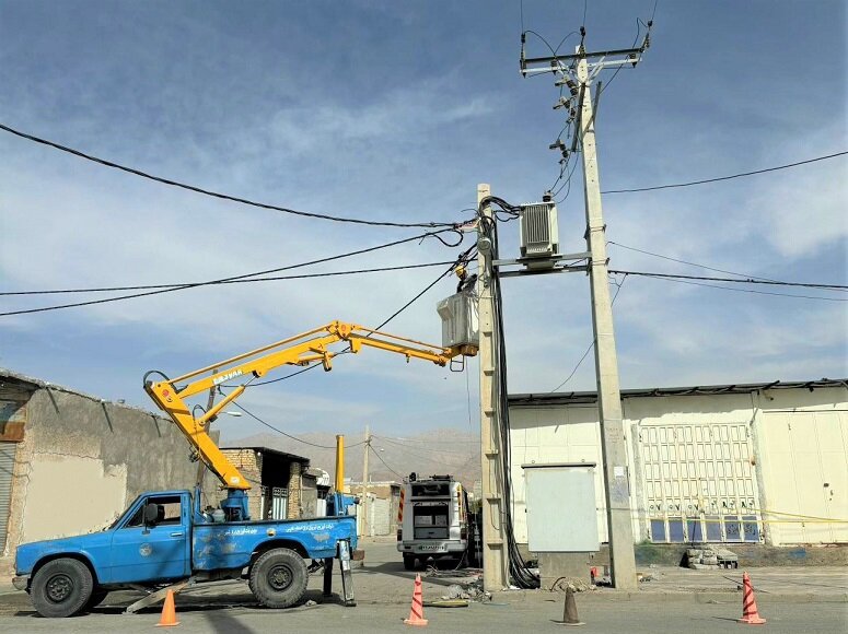 بازسازی و تعمیر ۱۸۸ دستگاه ترانسفورماتور برق ناکارآمد در استان فارس انجام شد. بازسازی و تعمیر ۱۸۸ دستگاه ترانسفورماتور برق ناکارآمد در استان فارس انجام شد.