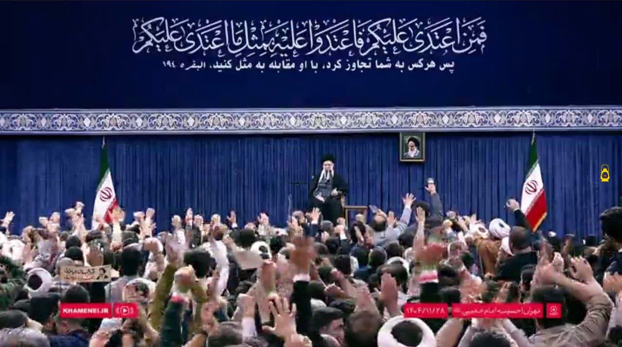 آیه معنادار نصب شده در محل دیدار امروز رهبری + عکس