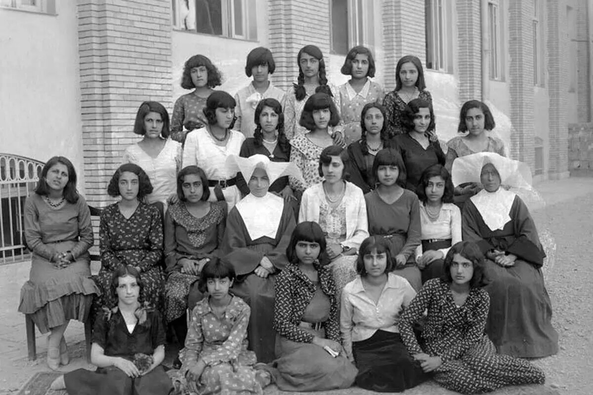 بررسی میزان و وضعیت مدارس دخترانه در تهران در زمان حکومت احمدشاه قاجار بررسی میزان و وضعیت مدارس دخترانه در تهران در زمان حکومت احمدشاه قاجار