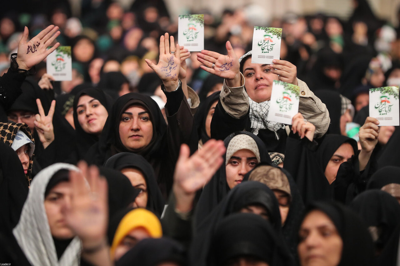 دست نویسی کودکان در دیدار امروز رهبری/ طرفداران تیم تراکتور هم آمدند + تصاویر