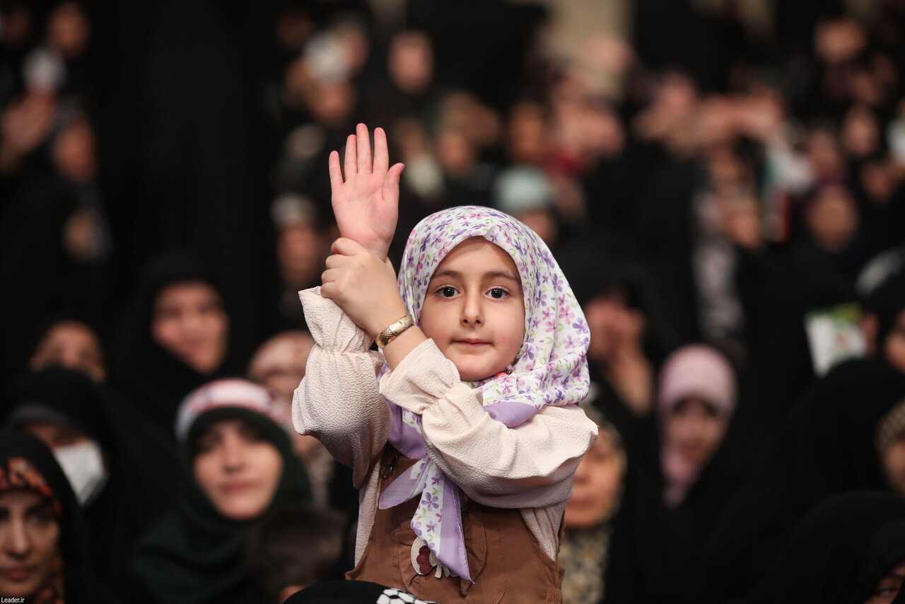 دست نویسی کودکان در دیدار امروز رهبری/ طرفداران تیم تراکتور هم آمدند + تصاویر