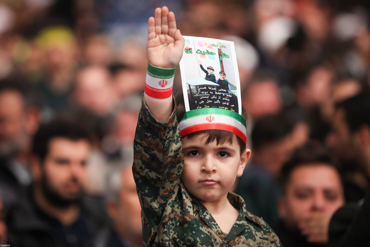 دست نویسی کودکان در دیدار امروز رهبری/ طرفداران تیم تراکتور هم آمدند + تصاویر