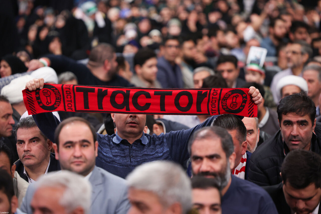 دست نویسی کودکان در دیدار امروز رهبری/ طرفداران تیم تراکتور هم آمدند + تصاویر