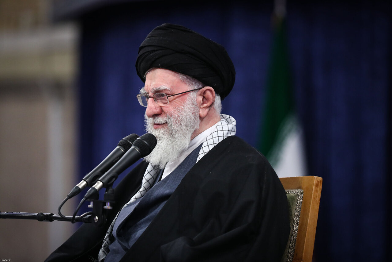 تصویری منحصر به فرد از ملاقات امروز رهبر انقلاب/ نوشتهای درباره رهبری و ترامپ بر روی چفیه، توجه بسیاری را جلب کرد. تصویری منحصر به فرد از ملاقات امروز رهبر انقلاب/ نوشتهای درباره رهبری و ترامپ بر روی چفیه، توجه بسیاری را جلب کرد.