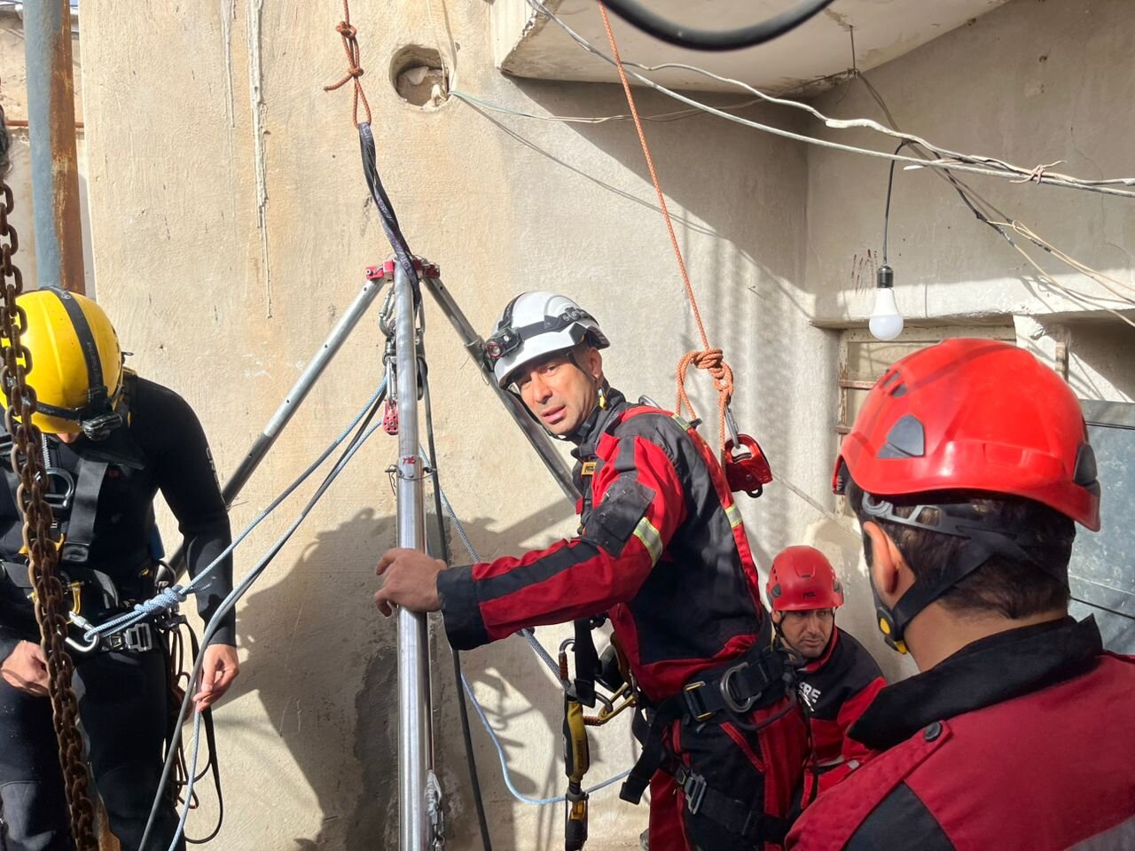 عملیات دشوار در داراب: آتشنشانان شیرازی موفق به خارج کردن پیکر جانباخته حادثه چاه عمیق ۱۲۰ متری شدند. عملیات دشوار در داراب: آتشنشانان شیرازی موفق به خارج کردن پیکر جانباخته حادثه چاه عمیق ۱۲۰ متری شدند.