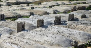 زیارت قبور والدین چه آثار و برکاتی دارد؟