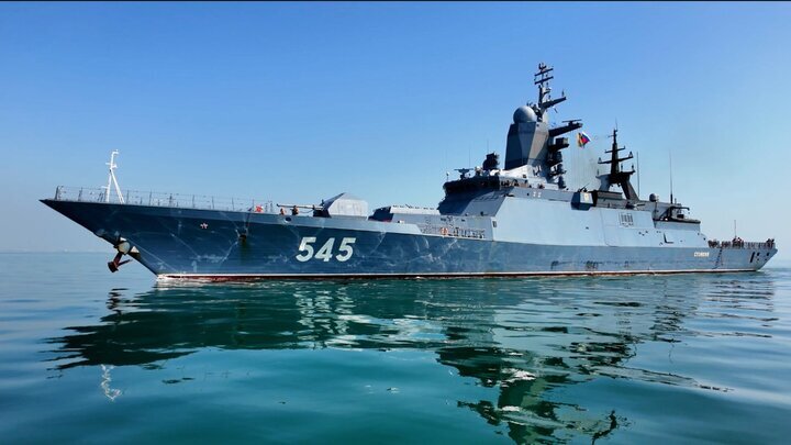 ناو بالگردبر روسی در منطقه یکمامامت نداجا در بندرعباس پهلو گرفت. ناو بالگردبر روسی در منطقه یکمامامت نداجا در بندرعباس پهلو گرفت.