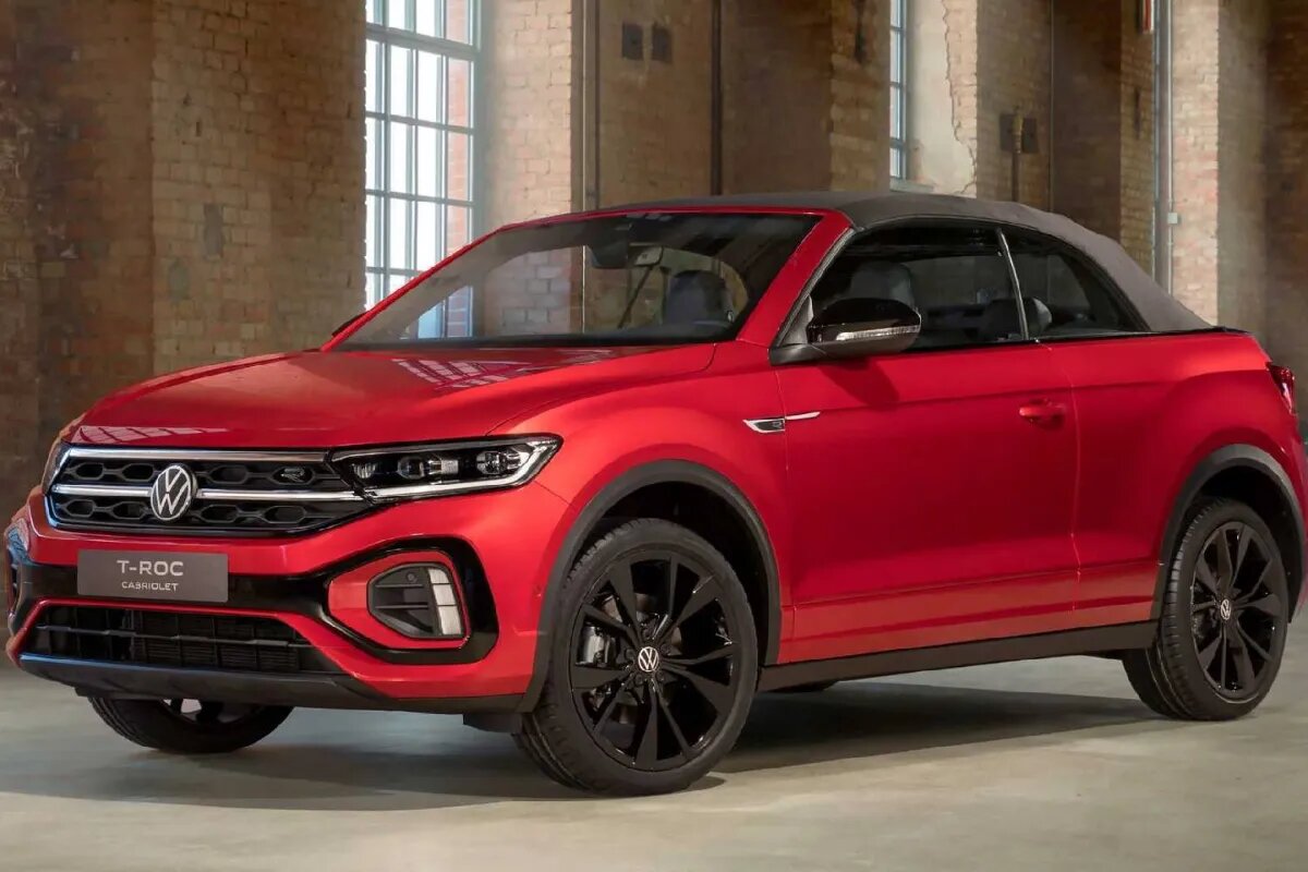 این خودروی شاسیبلند به سقف تاشو مجهز است. این خودروی شاسیبلند به سقف تاشو مجهز است.