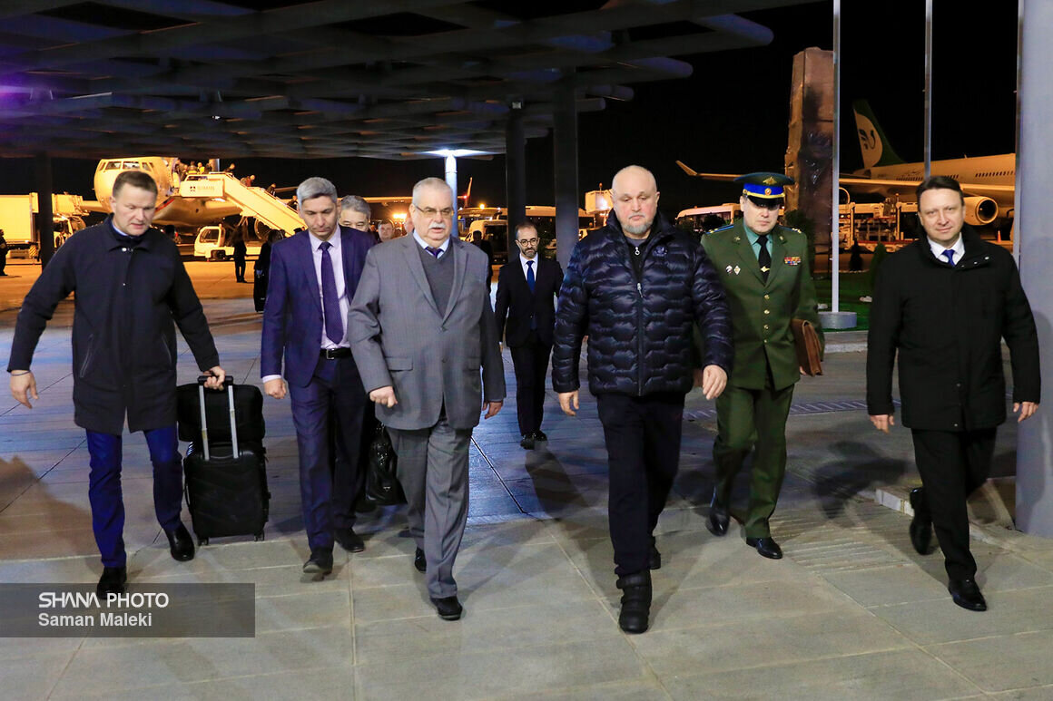 ببینید | وزیر انرژی روسیه در حال خرید آجیل در میدان ولیعصر تهران