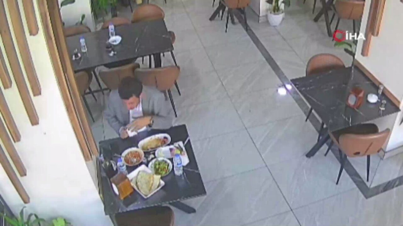 ببینید | لحظات اضطراب‌آور در رستوران؛ خفگی یک مرد در پی گیر کردن دانه برنج در گلو!