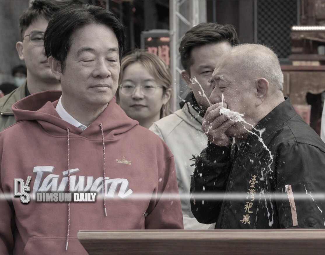 ببینید | حادثه شوکه‌کننده برای رئیس‌جمهور تایوان؛ استفراغ ناگهانی رئیس معبد وسط مراسم رسمی