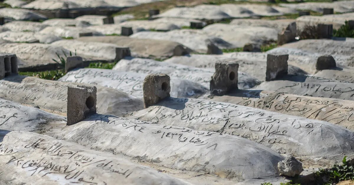 زیارت قبور والدین چه آثار و برکاتی دارد؟