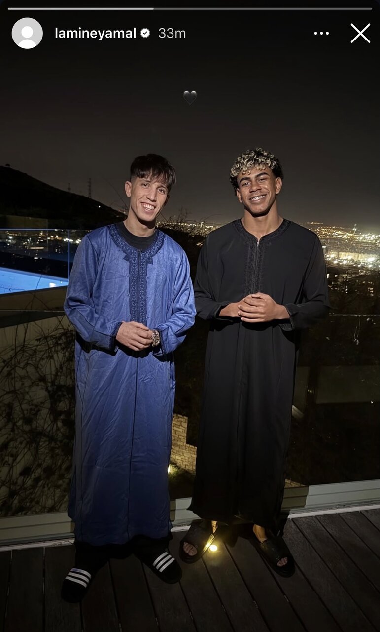 عکس | استقبال جالب یامال از ماه رمضان با یک لباس ویژه