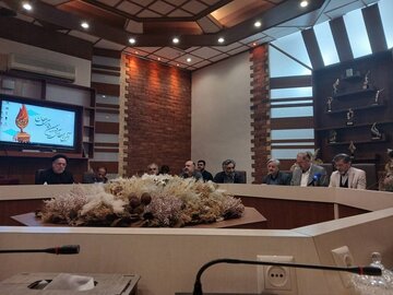 زبان فارسی عمود خیمه هویت ملی است