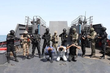 تصاویری از تمرین آزادسازی کشتی ربوده شده در رزمایش دریایی ایران و روسیه/ هلی برن و راپل نیروهای ویژه روی عرشه کشتی