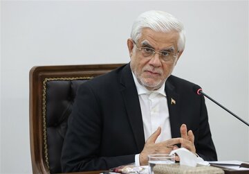 معاون اول پزشکیان در میان آتش نشانان تهران/ وقتی عارف در ایستگاه آتش نشانی بحث سیاسی کرد + تصویر