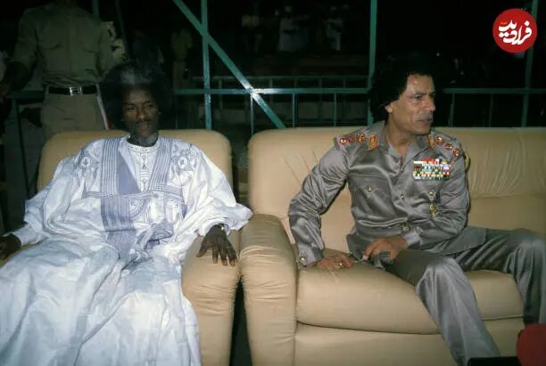 عکس/ «معمر قذافی» در مراسم بزرگداشت بیست‌وپنجمین سالگرد انقلاب در لیبی؛ سال ۱۳۶۴