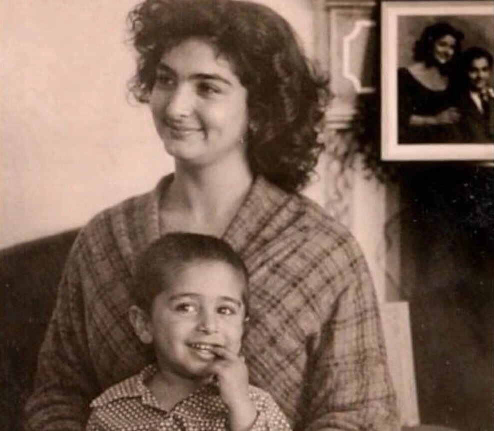 مردم به محض آگاهی از اینکه من فرزند مهوش هستم، دچار شگفتی میشدند و عدهای نیز به انتقاد میپرداختند. مردم به محض آگاهی از اینکه من فرزند مهوش هستم، دچار شگفتی میشدند و عدهای نیز به انتقاد میپرداختند.