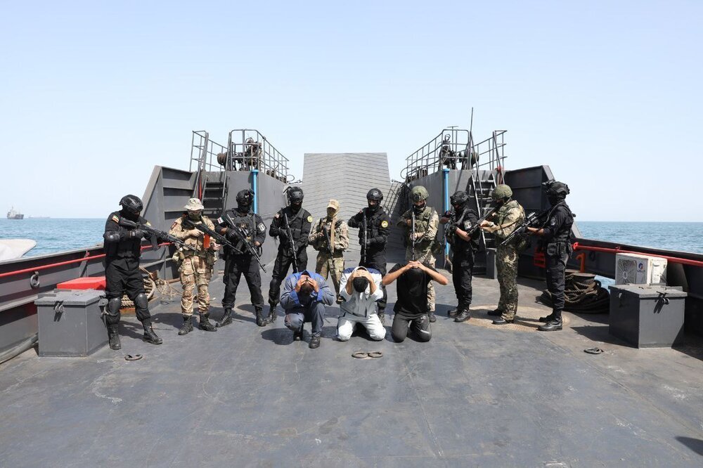 تمرین آزادسازی کشتی ربوده شده در رزمایش مرکب دریایی نیروهای دریایی ایران و روسیه/ اجرای تمرین عکسبرداری هوایی