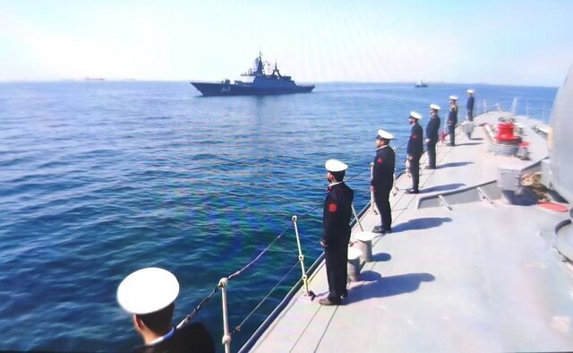 ناو بالگردبر روسی از آبهای ایران در خلیج فارس خارج شد. ناو بالگردبر روسی از آبهای ایران در خلیج فارس خارج شد.