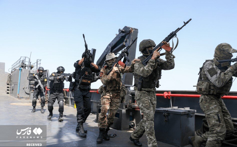 تصاویری از تمرین آزادسازی کشتی ربوده شده در رزمایش دریایی ایران و روسیه/ هلی برن و راپل نیروهای ویژه روی عرشه کشتی