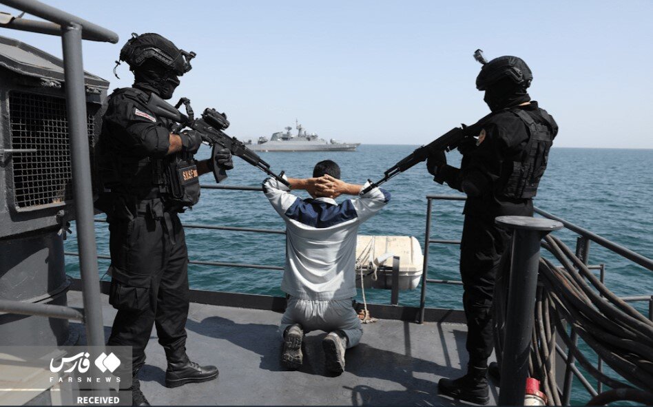 تصاویری از تمرین آزادسازی کشتی ربوده شده در رزمایش دریایی ایران و روسیه/ هلی برن و راپل نیروهای ویژه روی عرشه کشتی