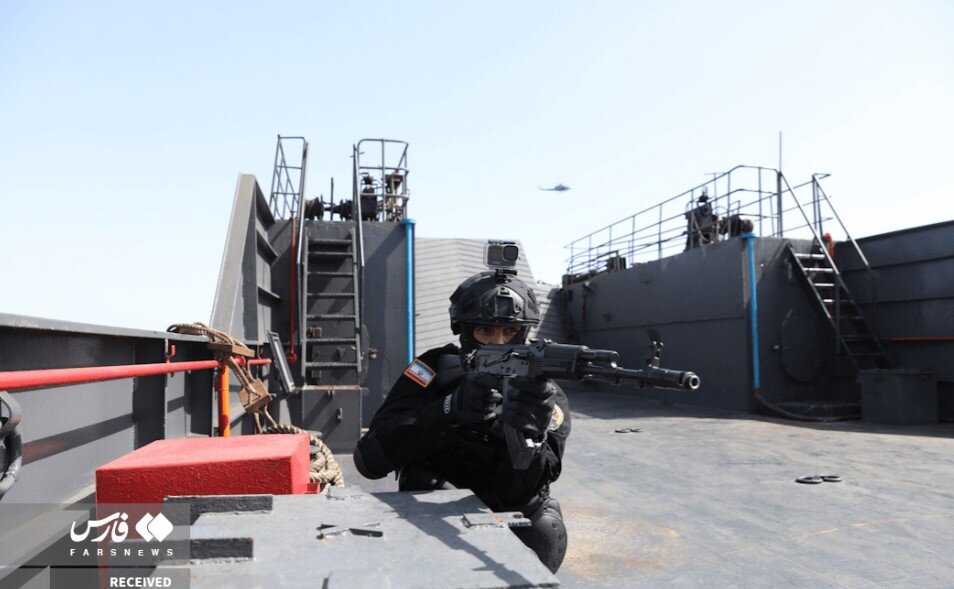 تصاویری از تمرین آزادسازی کشتی ربوده شده در رزمایش دریایی ایران و روسیه/ هلی برن و راپل نیروهای ویژه روی عرشه کشتی