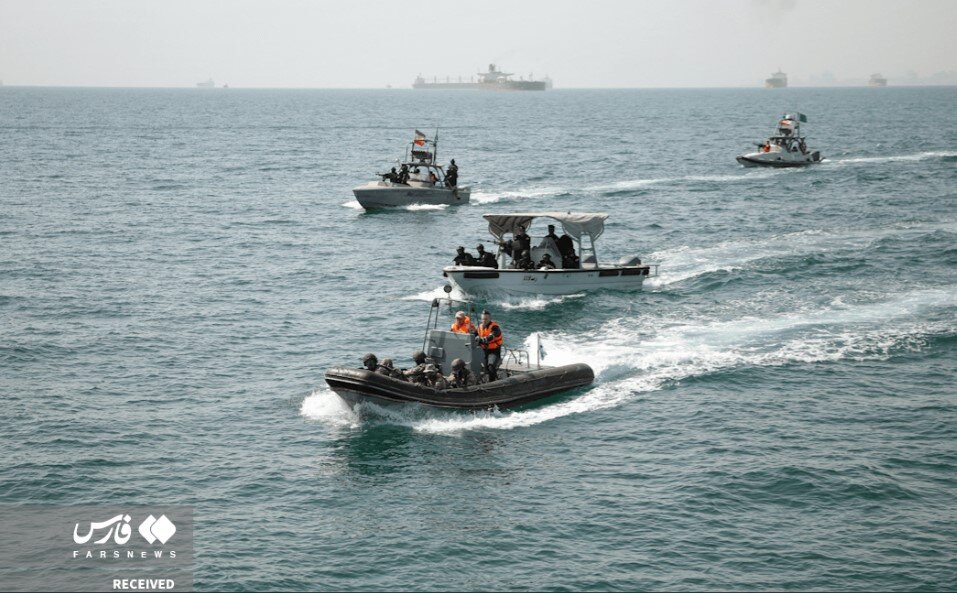 تصاویری از تمرین آزادسازی کشتی ربوده شده در رزمایش دریایی ایران و روسیه/ هلی برن و راپل نیروهای ویژه روی عرشه کشتی