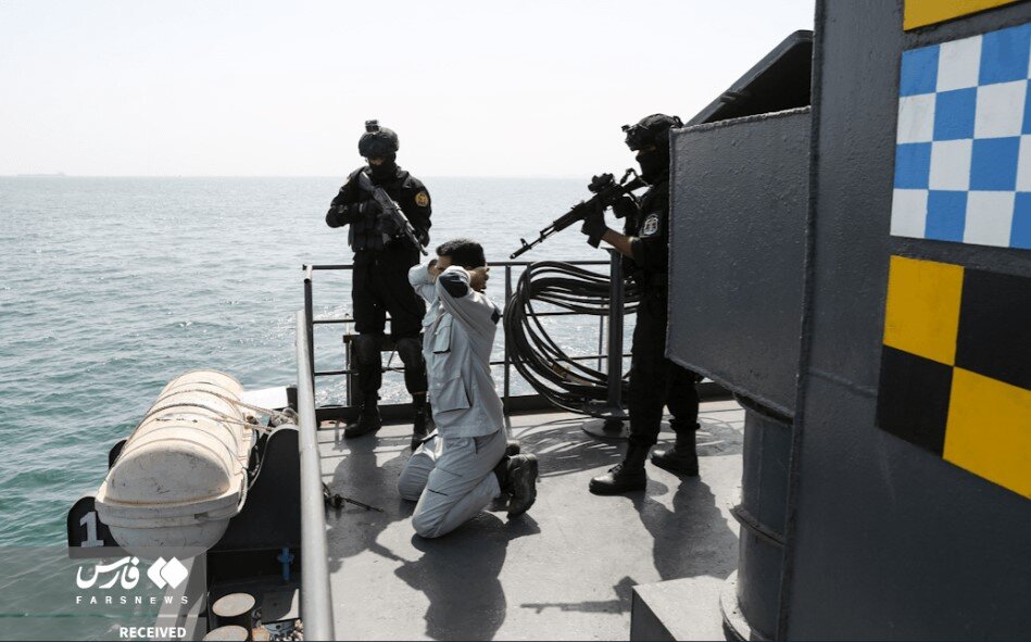 تصاویری از تمرین آزادسازی کشتی ربوده شده در رزمایش دریایی ایران و روسیه/ هلی برن و راپل نیروهای ویژه روی عرشه کشتی